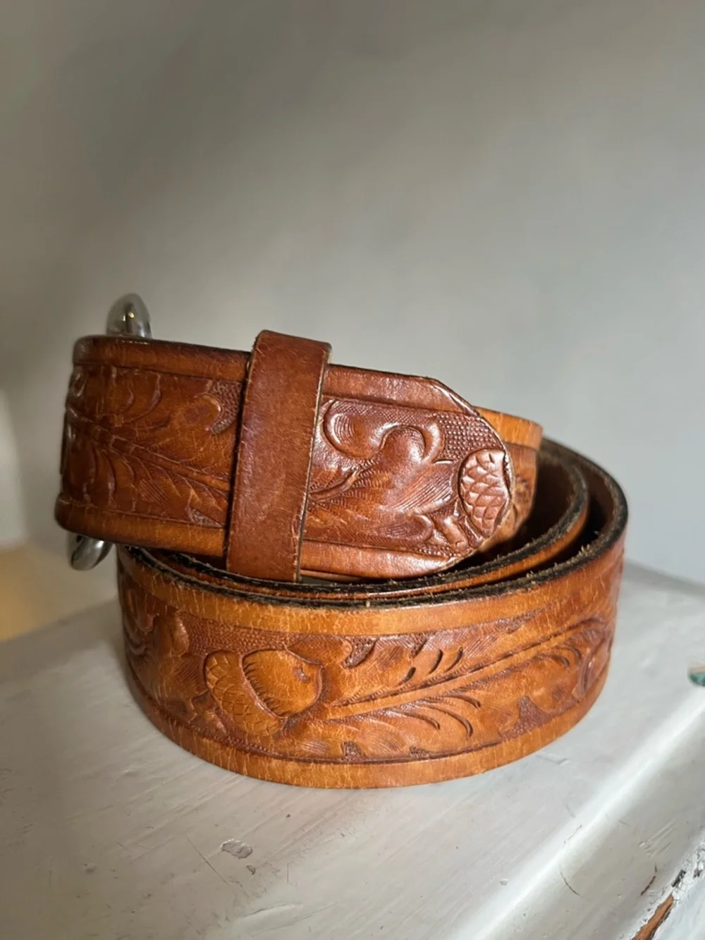 Beautiful Vintage Genuine Tooled Leather Leaf & Acorn Belt - Picture 2 of 5